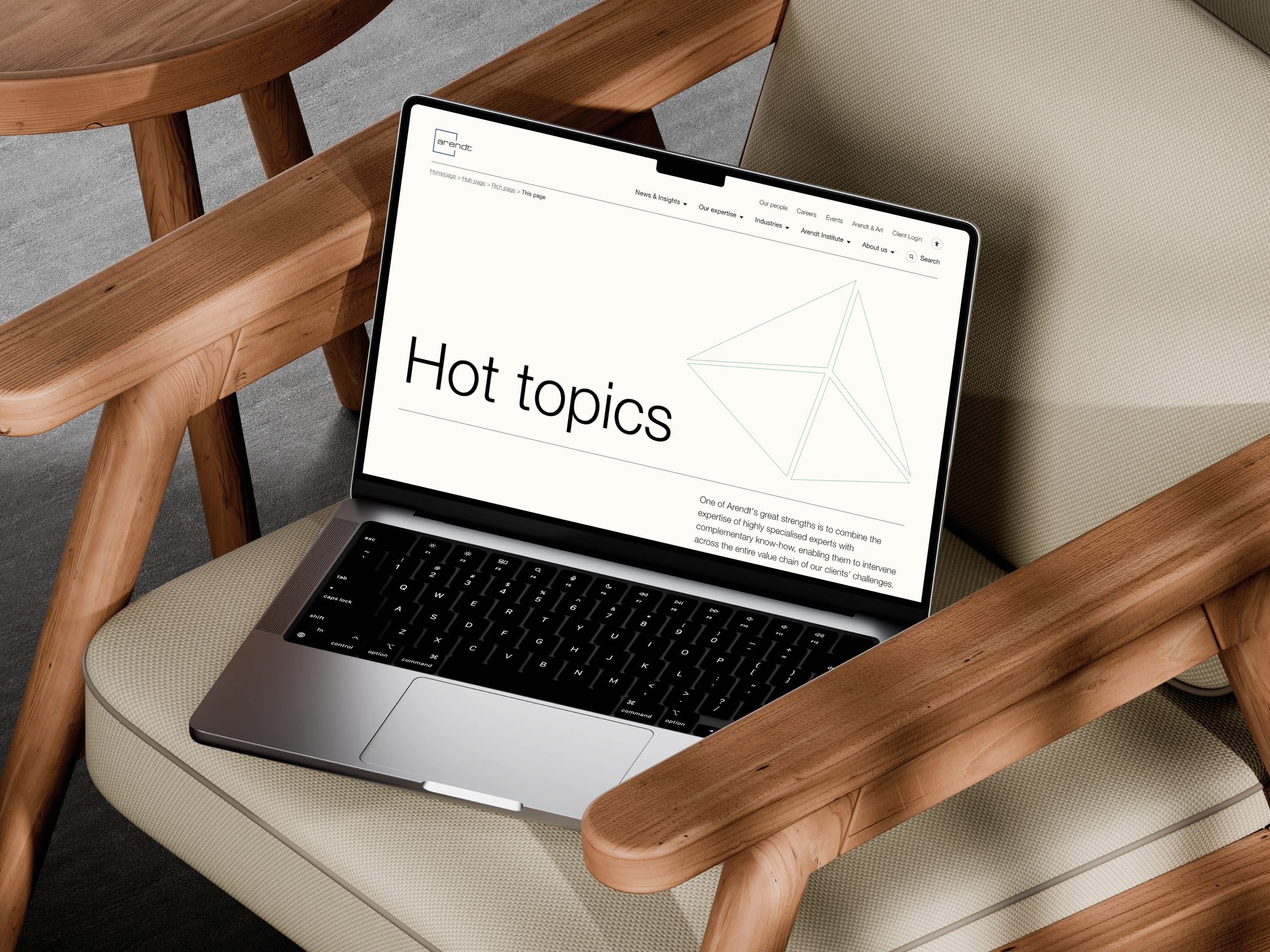 Page Hot topics sur un ordinateur posé sur un fauteuil en bois