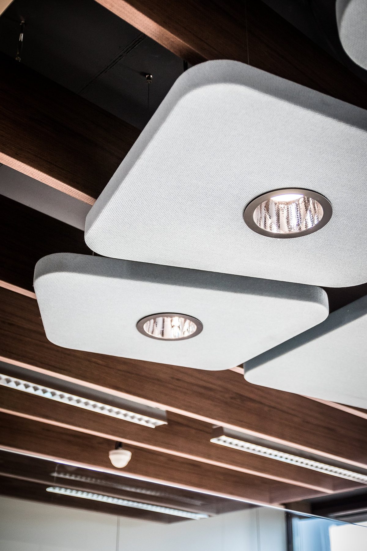 Luminaires acoustiques au plafond du siège d’Arendt