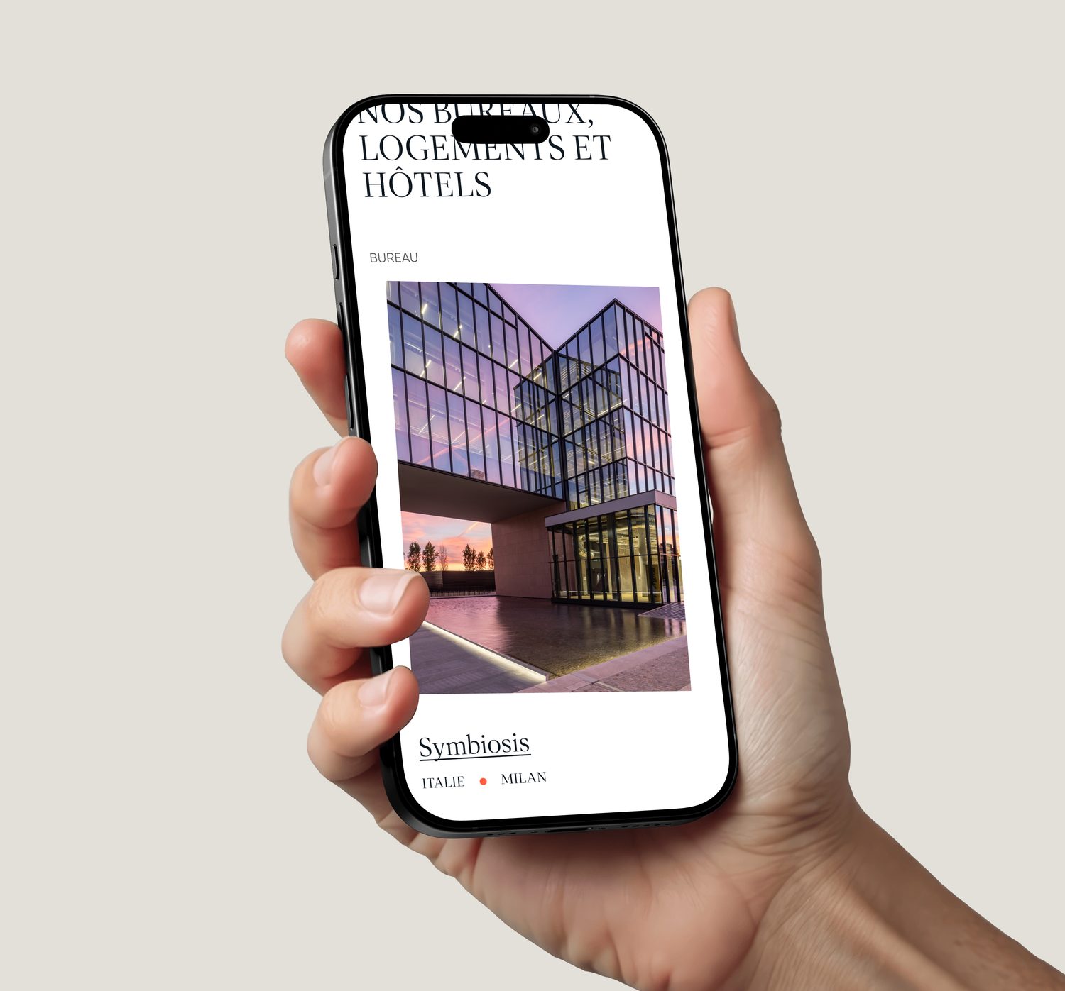 Page Nos bureaux sur smartphone tenu en main