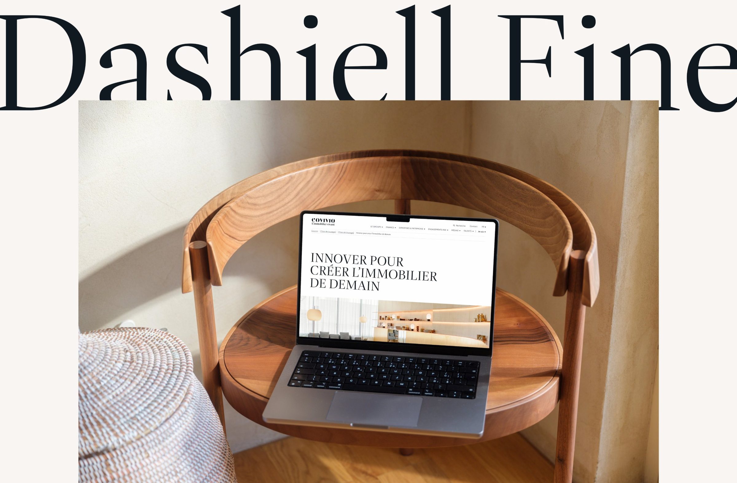 Le caractère Dashiell Fine au-dessus d’un ordinateur affichant le site Covivio