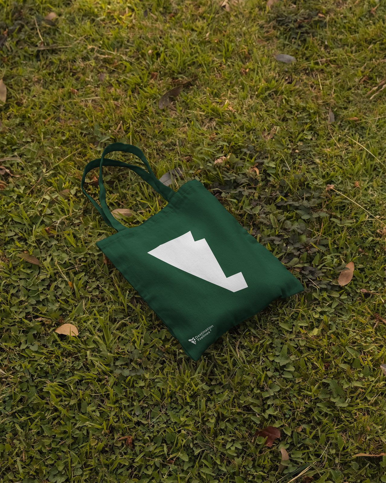 Tote bag vert avec la forme du logo Destination Yvelines
